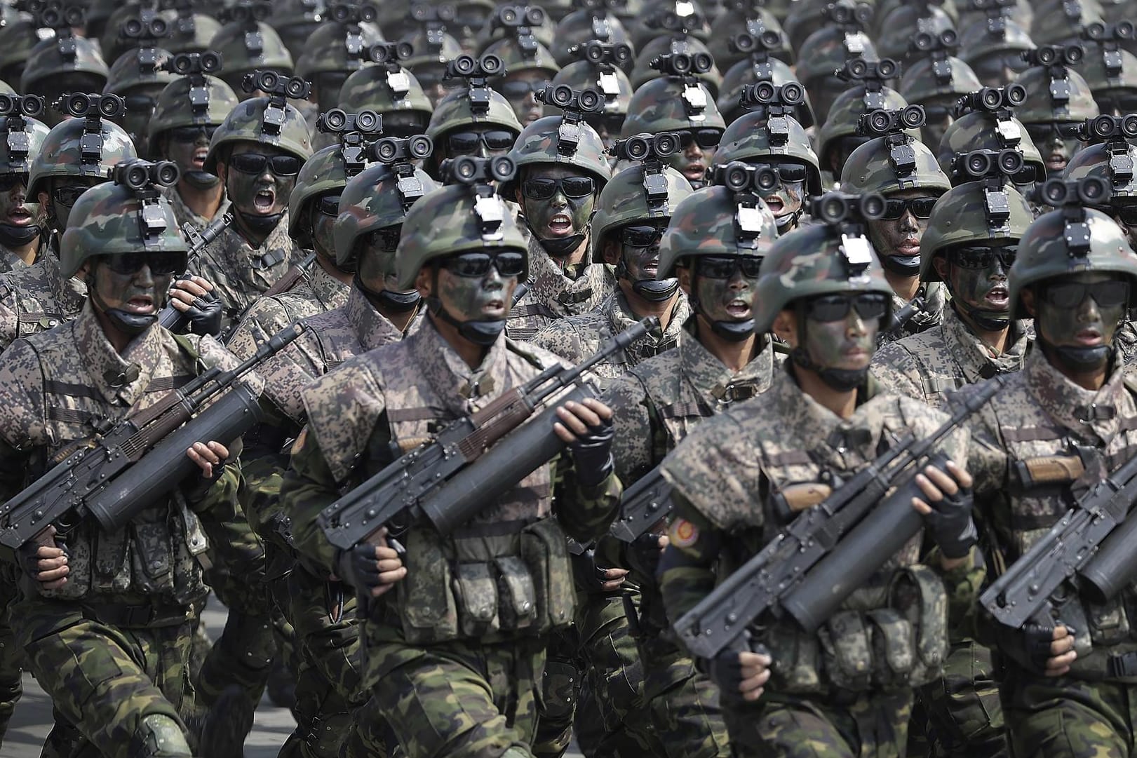 Machthaber Kim Jong-Un demonstriert Stärke - Nordkoreanische Kommandosoldaten marschieren bei einer Militärparade in Pjöngjang.