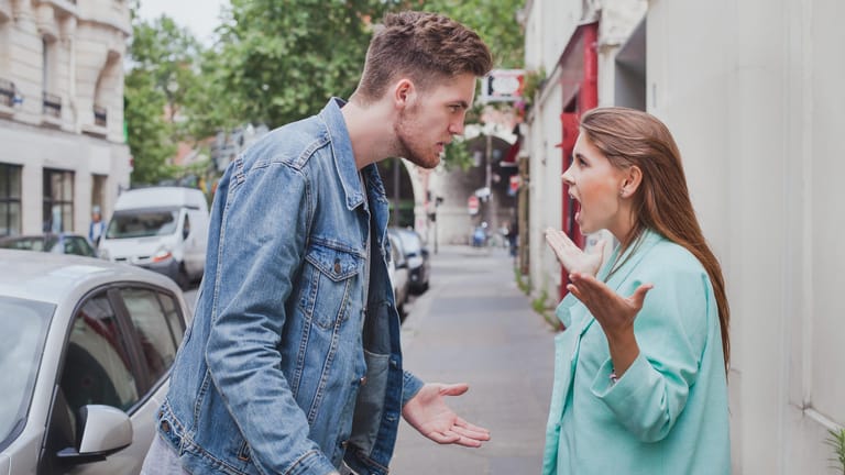 Ein Paar streitet sich auf der Straße.