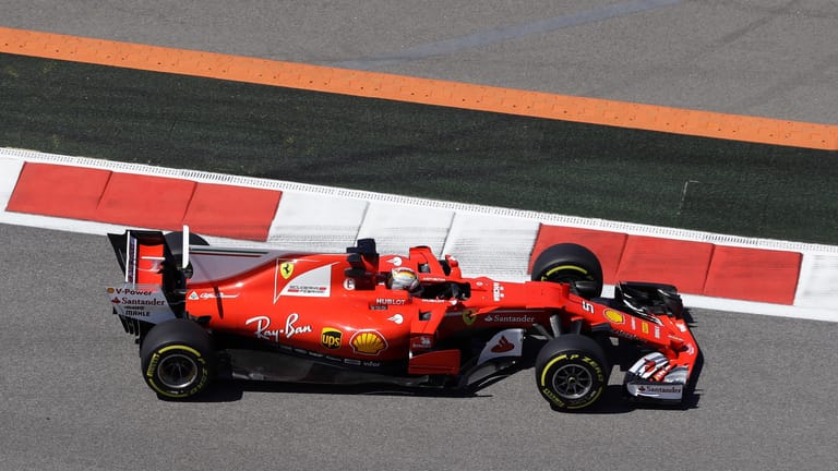 Beim Auftrakttraining in Sotschi fuhr der WM-Führende Sebastian Vettel mit seinem Ferrari auf Rang fünf.