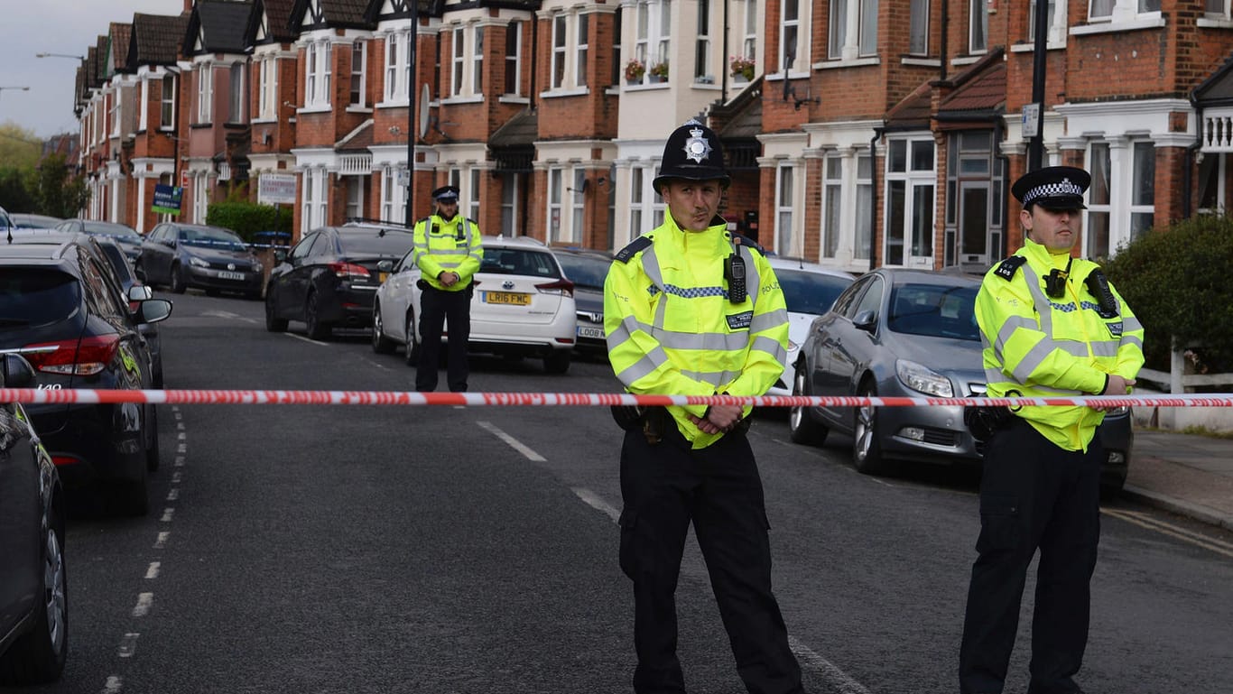 Polizeibeamte sperren Londons Harlesden Road ab, in der eine Anti-Terror-Einheit ein Haus gestürmt hat.