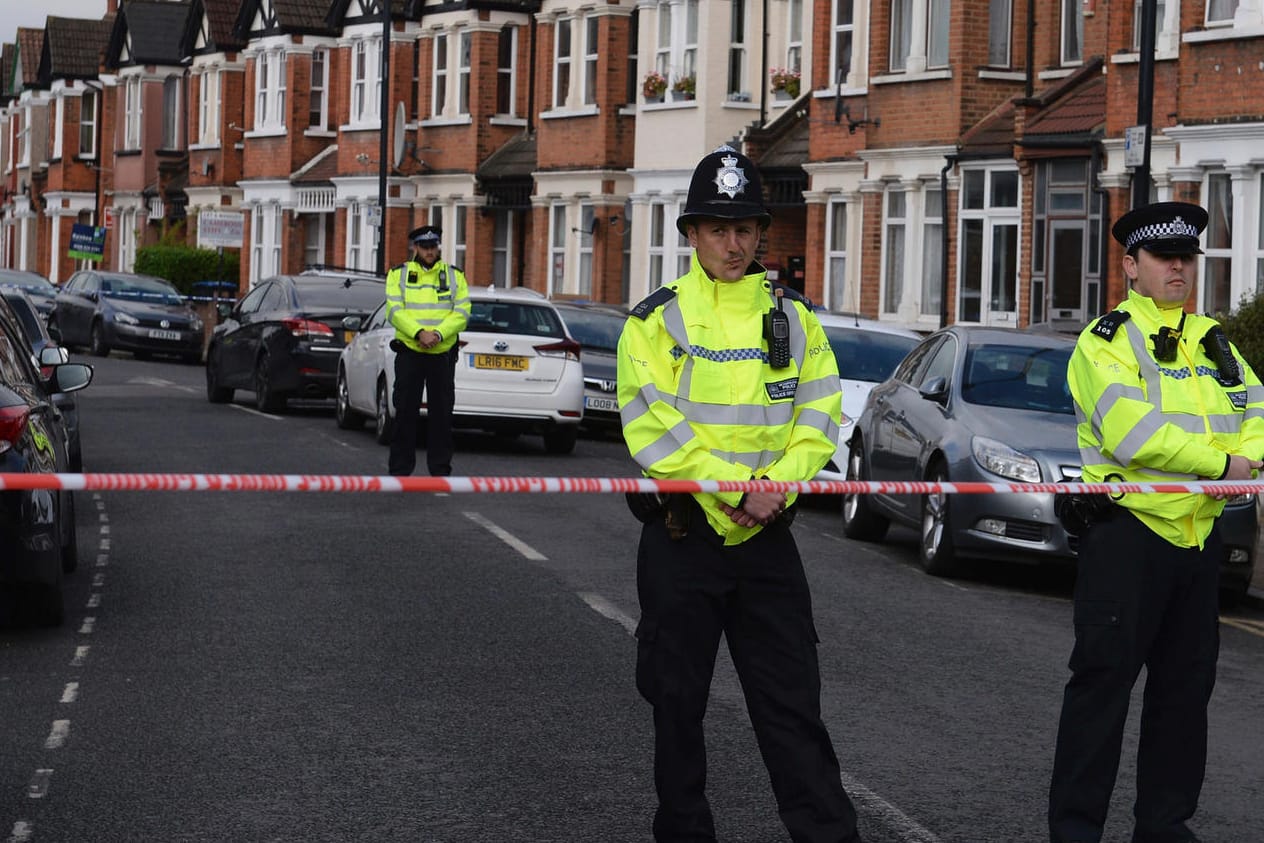 Polizeibeamte sperren Londons Harlesden Road ab, in der eine Anti-Terror-Einheit ein Haus gestürmt hat.