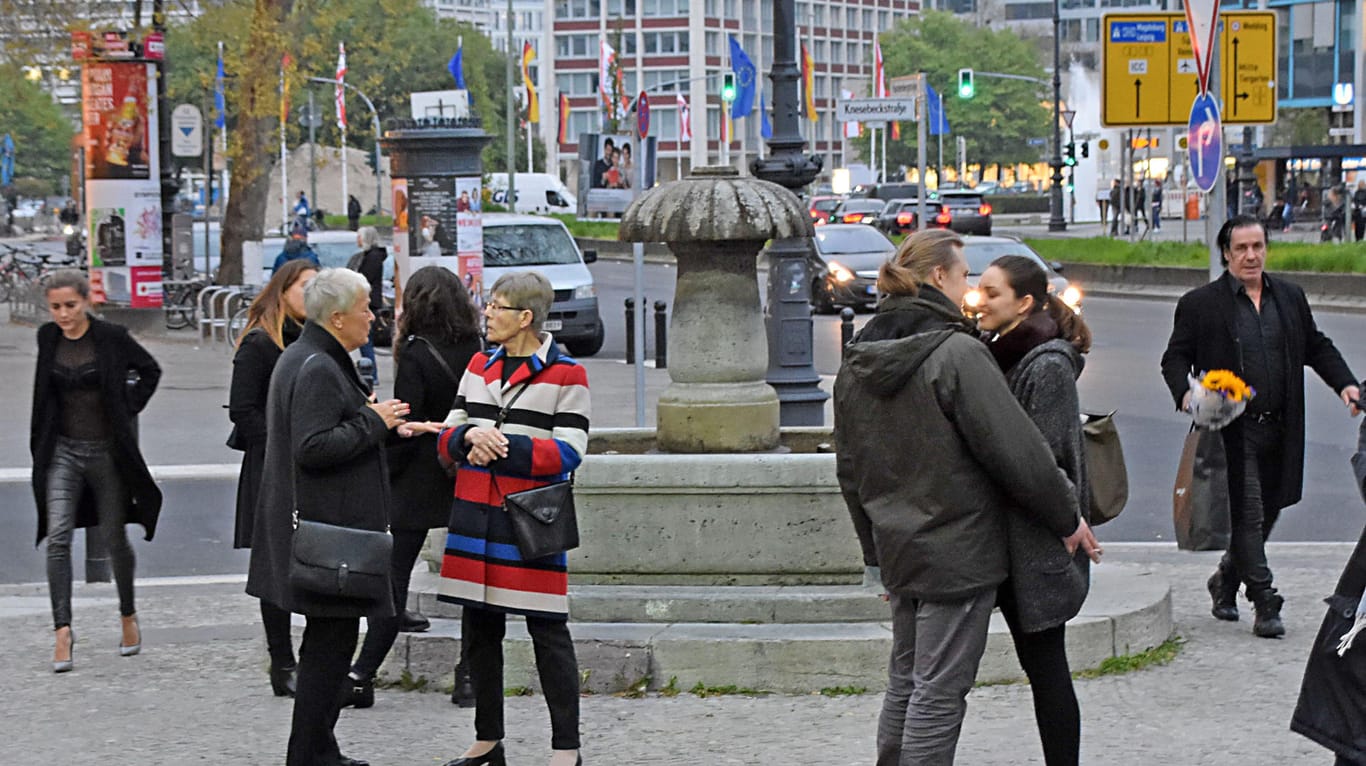 Zwar ist der Brunnen dazwischen, Sophia Thomalla und Till Lindemann gehen doch eindeutig zusammen zu der "Wunschkinder"-Vorstellung.