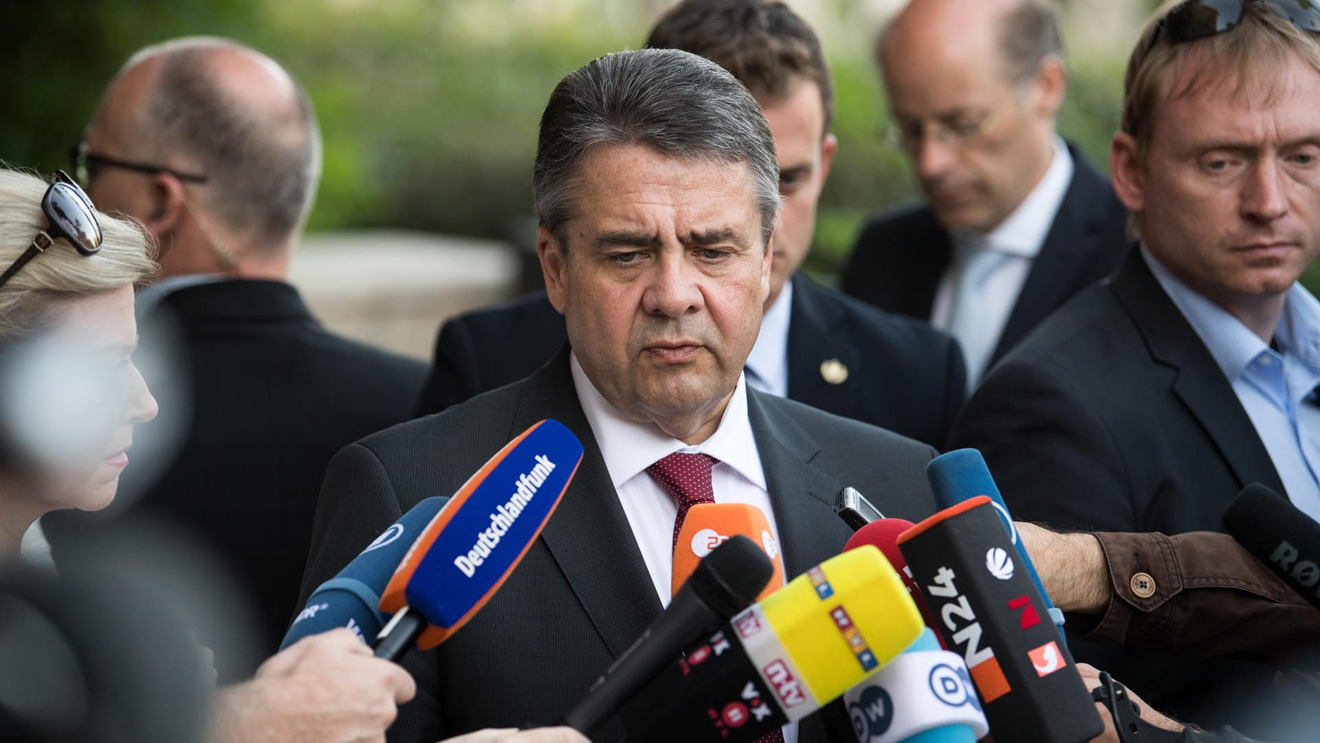 Außenminister Sigmar Gabriel (SPD) äußert sich bereits in Jerusalem (Israel) überrascht zum abgesagten Treffen mit Ministerpräsident Netanjahu.