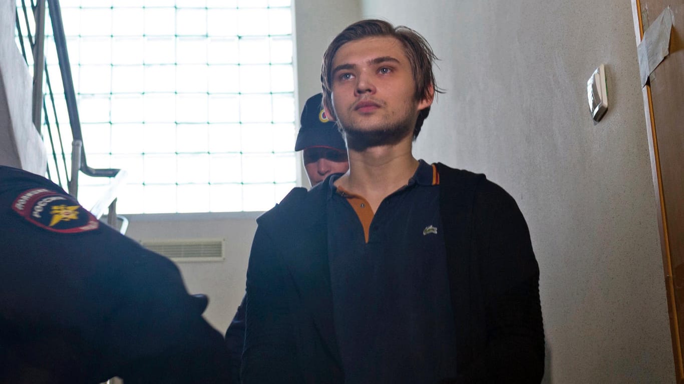 Der Blogger Ruslan Sokolovsky wird in das Gerichtsgebäude in Jekaterinburg eskortiert.