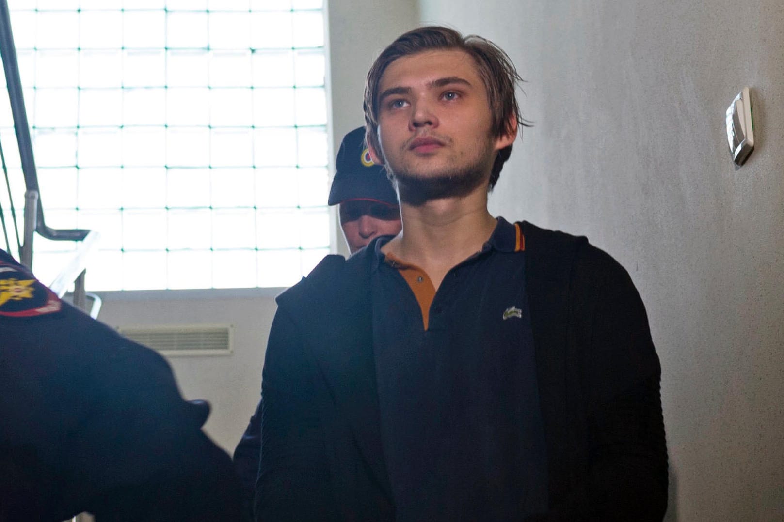 Der Blogger Ruslan Sokolovsky wird in das Gerichtsgebäude in Jekaterinburg eskortiert.