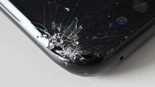 Stark beschädigt: Das Samsungs S8 nach dem Falltest