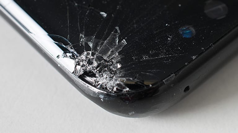 Stark beschädigt: Das Samsungs S8 nach dem Falltest