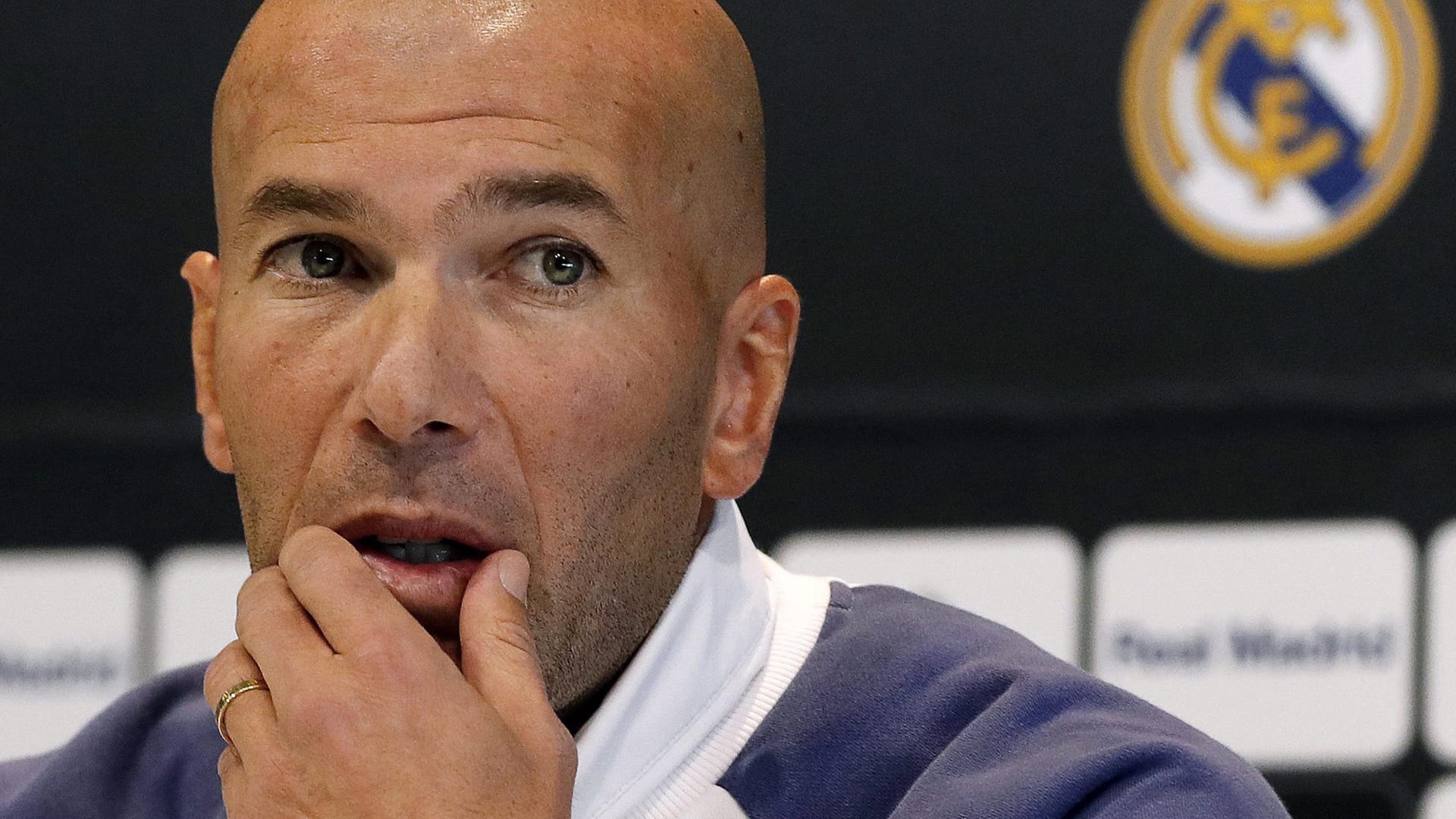 Zinedine Zidane, eigentlich Trainer des spanischen Fußball-Erstligisten Real Madrid, äußerte sich nun zum Wahlkampf in seiner Heimat Frankreich. Zinedine Zidane, eigentlich Trainer des spanischen Fußball-Erstligisten Real Madrid, äußerte sich nun zum Wahlkampf in seiner Heimat Frankreich.
