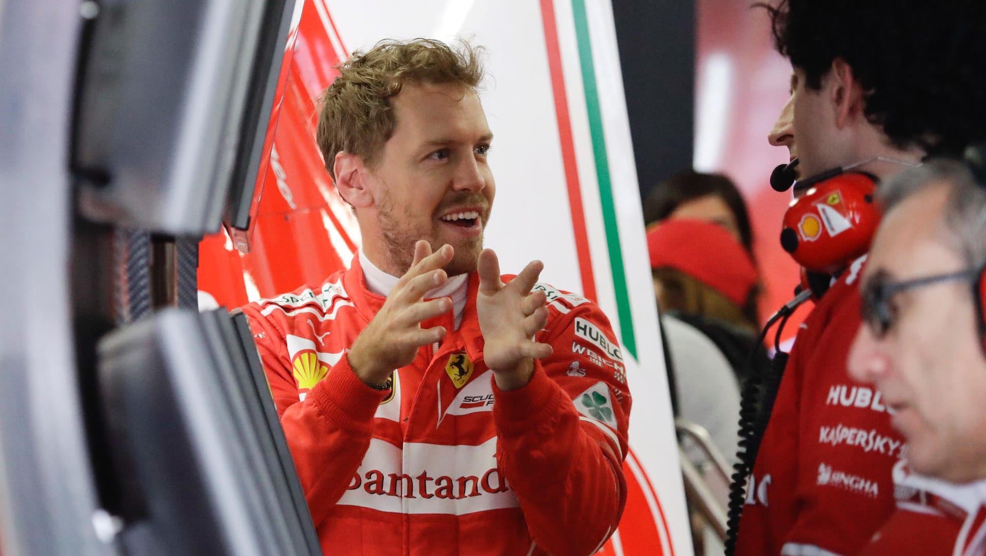 Sebastian Vettel zeigt es an: So groß war der Abstand von Lewis Hamilton (mehr als eine halbe Sekunde) auf den Ferrari-Star. Sebastian Vettel zeigt es an: So groß war der Abstand von Lewis Hamilton (mehr als eine halbe Sekunde) auf den Ferrari-Star.