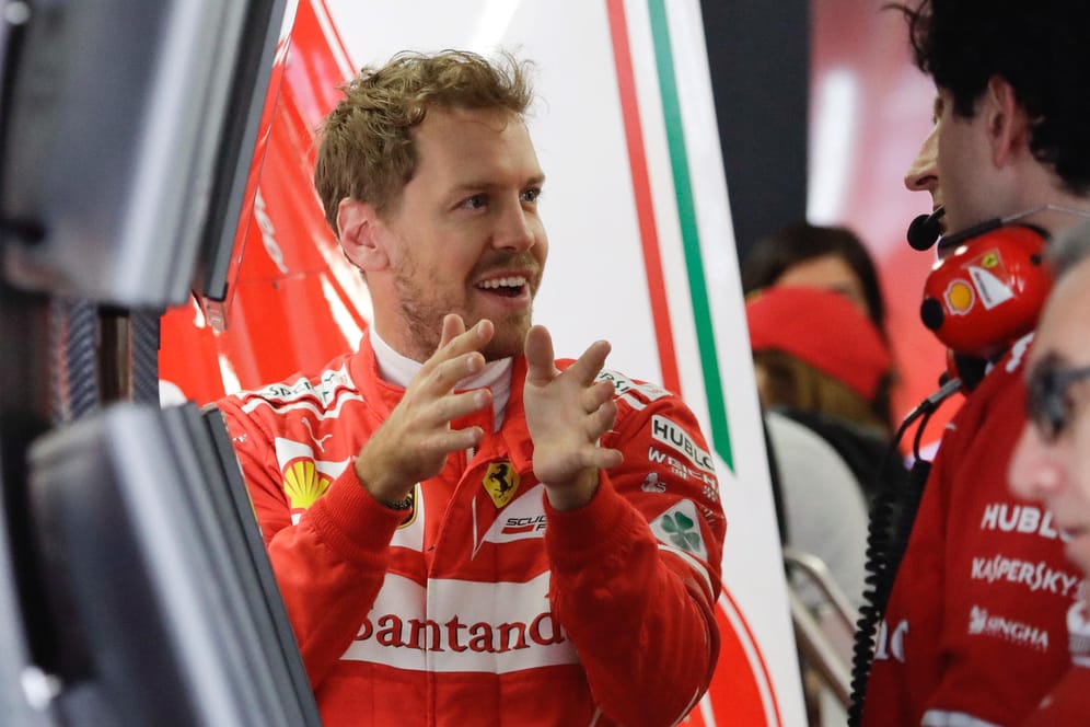 Sebastian Vettel zeigt es an: So groß war der Abstand von Lewis Hamilton (mehr als eine halbe Sekunde) auf den Ferrari-Star.