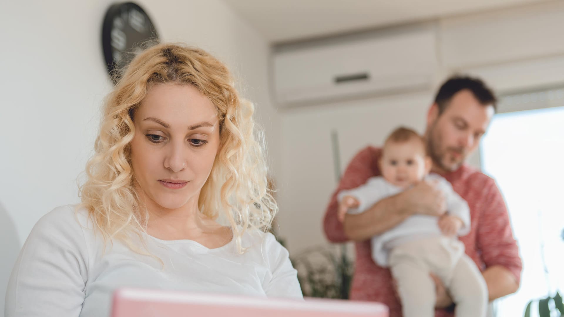 Viele berufstätige Frauen sind der Ansicht, ihr Partner sei eigentlich ein weiteres Kind von ihnen