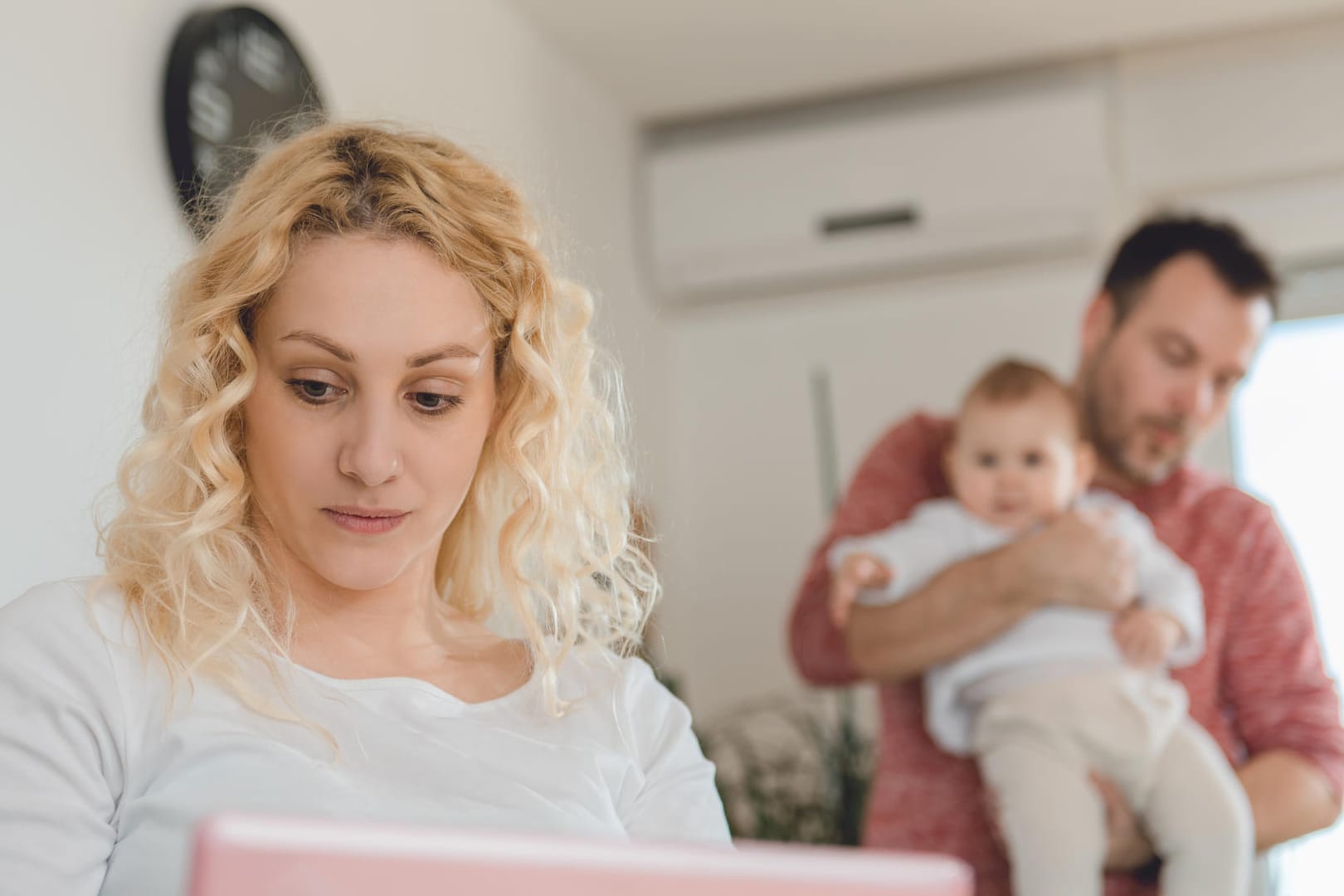 Viele berufstätige Frauen sind der Ansicht, ihr Partner sei eigentlich ein weiteres Kind von ihnen