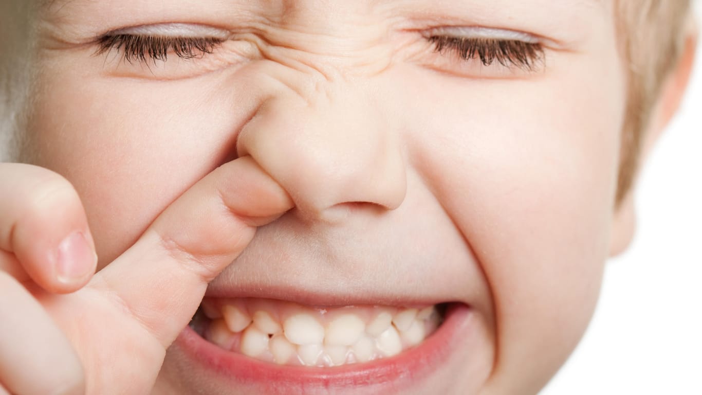 Kind beim Popeln: Manche Kinder bohren versonnen in der Nase, andere sehr intensiv.