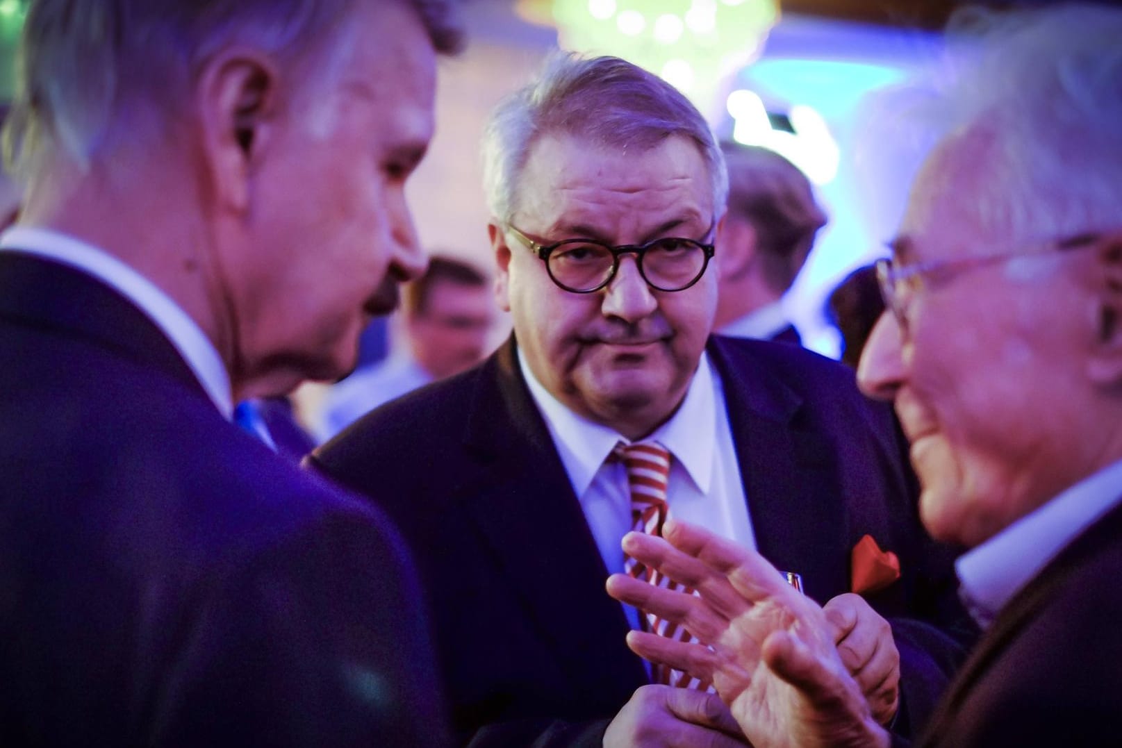 Der Stuttgarter AfD-Politiker Eberhard Brett (mitte).