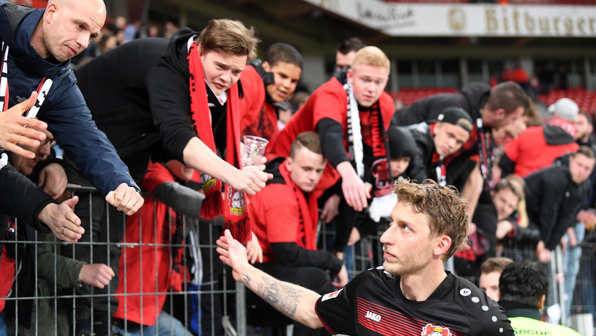 Stefan Kießling stellte sich nach der Pleite den Bayer-Fans.