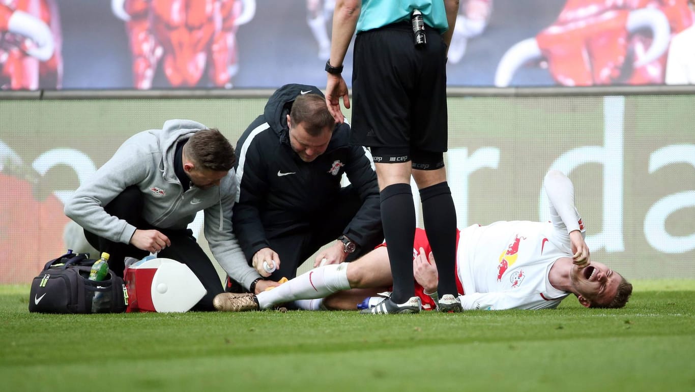Timo Werner liegt mit schmerzverzerrtem Gesicht am Boden.