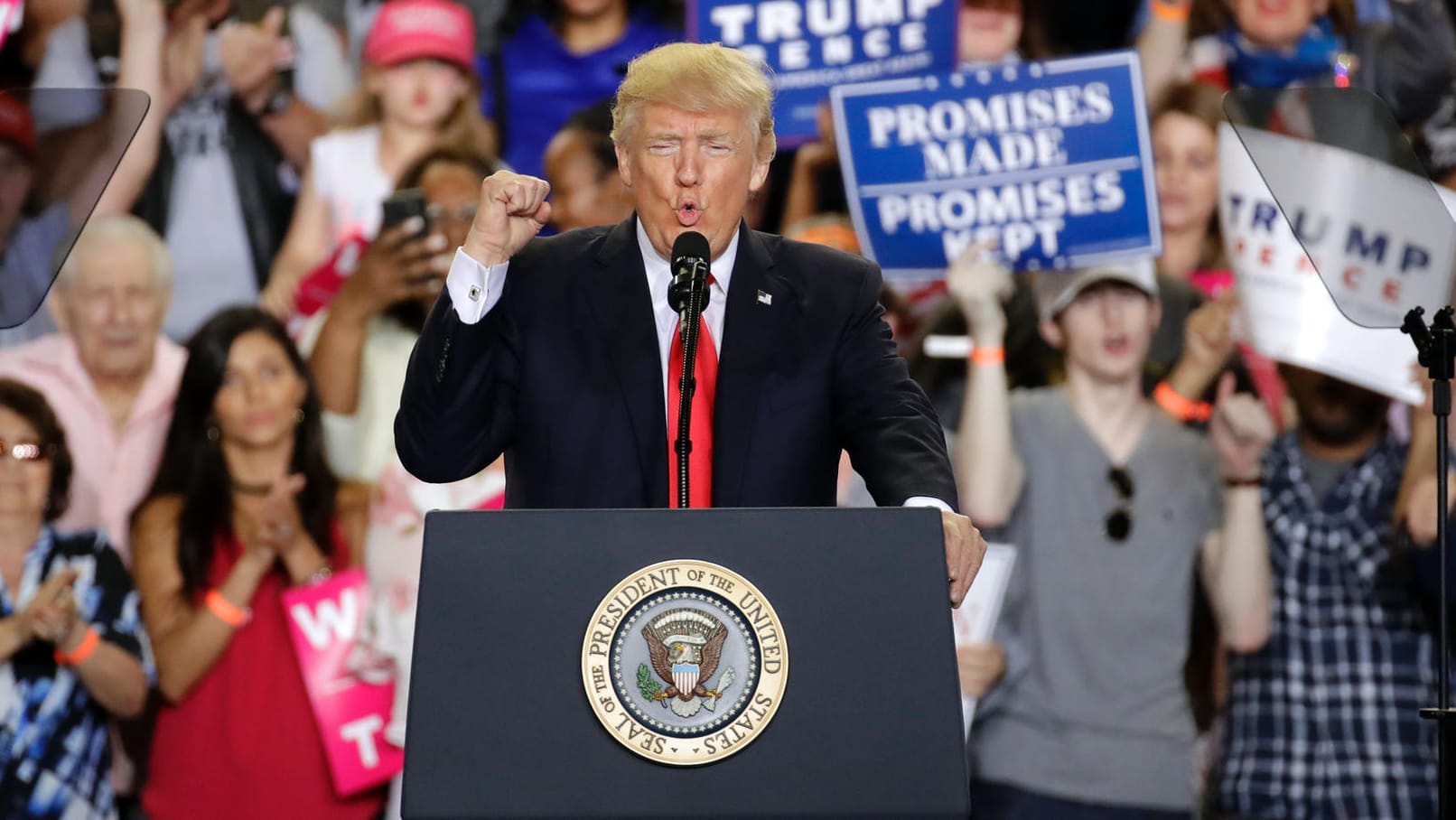 Donald Trump feiert sich am 100, Tag seiner Amtszeit selbst. Donald Trump feiert sich am 100, Tag seiner Amtszeit selbst.