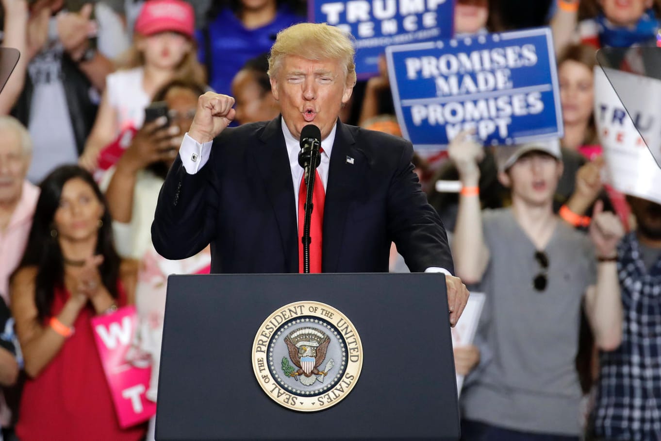 Donald Trump feiert sich am 100, Tag seiner Amtszeit selbst.