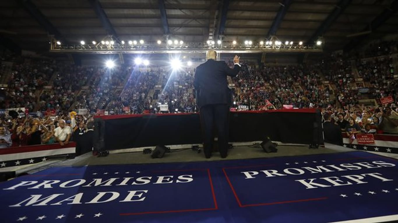 Voller Eigenlob: US-Präsident Donald Trump spricht in Harrisburg während einer Großveranstaltung im Pennsylvania Farm Show Complex und Expo Center.