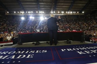 Voller Eigenlob: US-Präsident Donald Trump spricht in Harrisburg während einer Großveranstaltung im Pennsylvania Farm Show Complex und Expo Center.