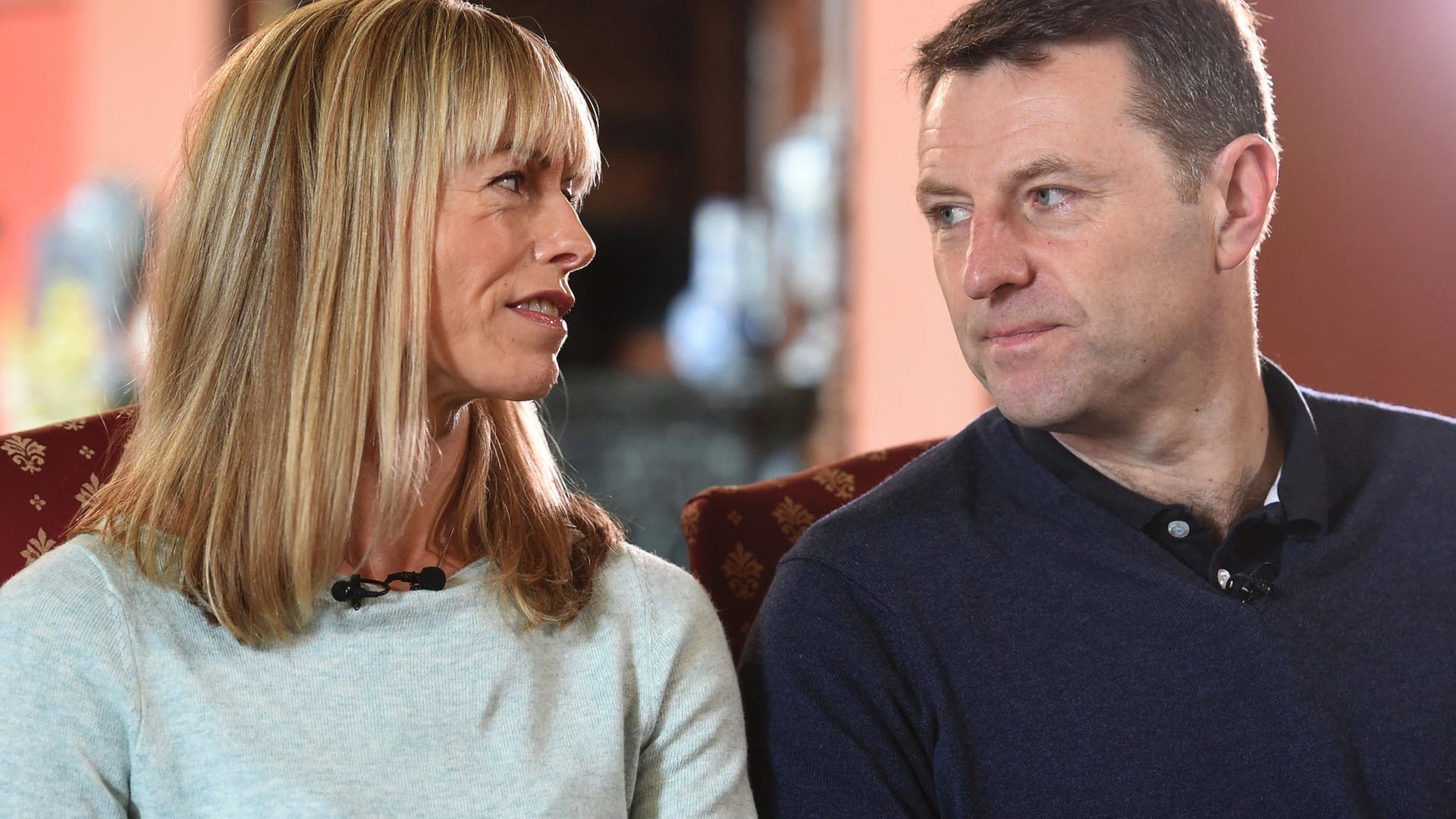 Kate and Gerry McCann schauen sich in die Augen. Sie glauben immer noch an eine Spur, die zu ihrer Tochter führt. Kate and Gerry McCann schauen sich in die Augen. Sie glauben immer noch an eine Spur, die zu ihrer Tochter führt.