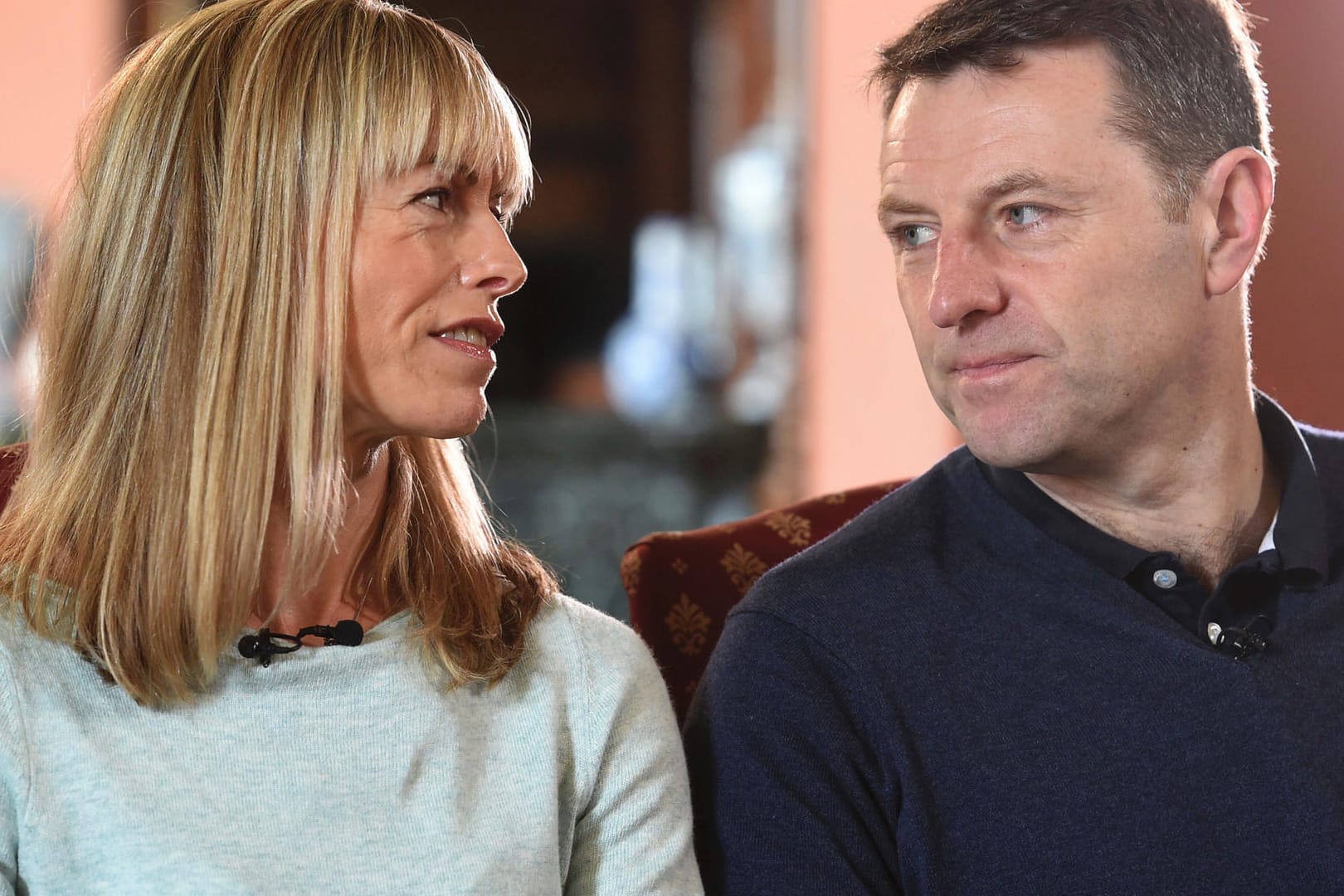 Kate and Gerry McCann schauen sich in die Augen. Sie glauben immer noch an eine Spur, die zu ihrer Tochter führt.