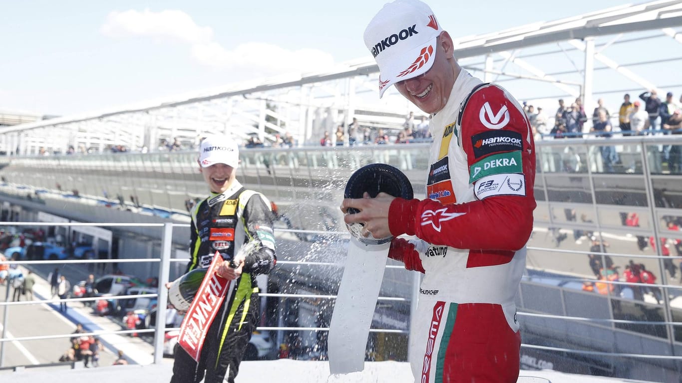 Freude über Platz drei: Schumacher (r.) und der Zweitplatzierte Lando Norris.