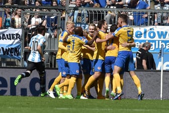 Braunschweig gewinnt 1:0 gegen TSV 1860 und das Team bejubelt Christoffer Nyman.