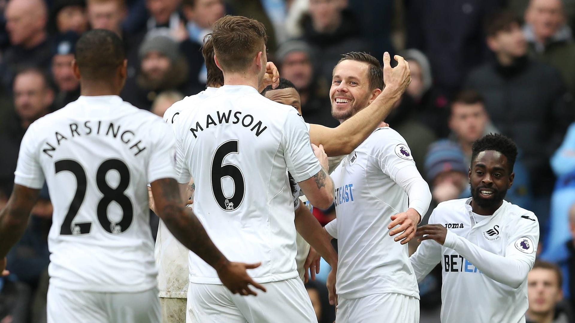 Sigurdsson (2.v.r.) lässt sich für sein Tor feiern. Swansea bleibt trotzdem auf einem Abstiegsplatz.