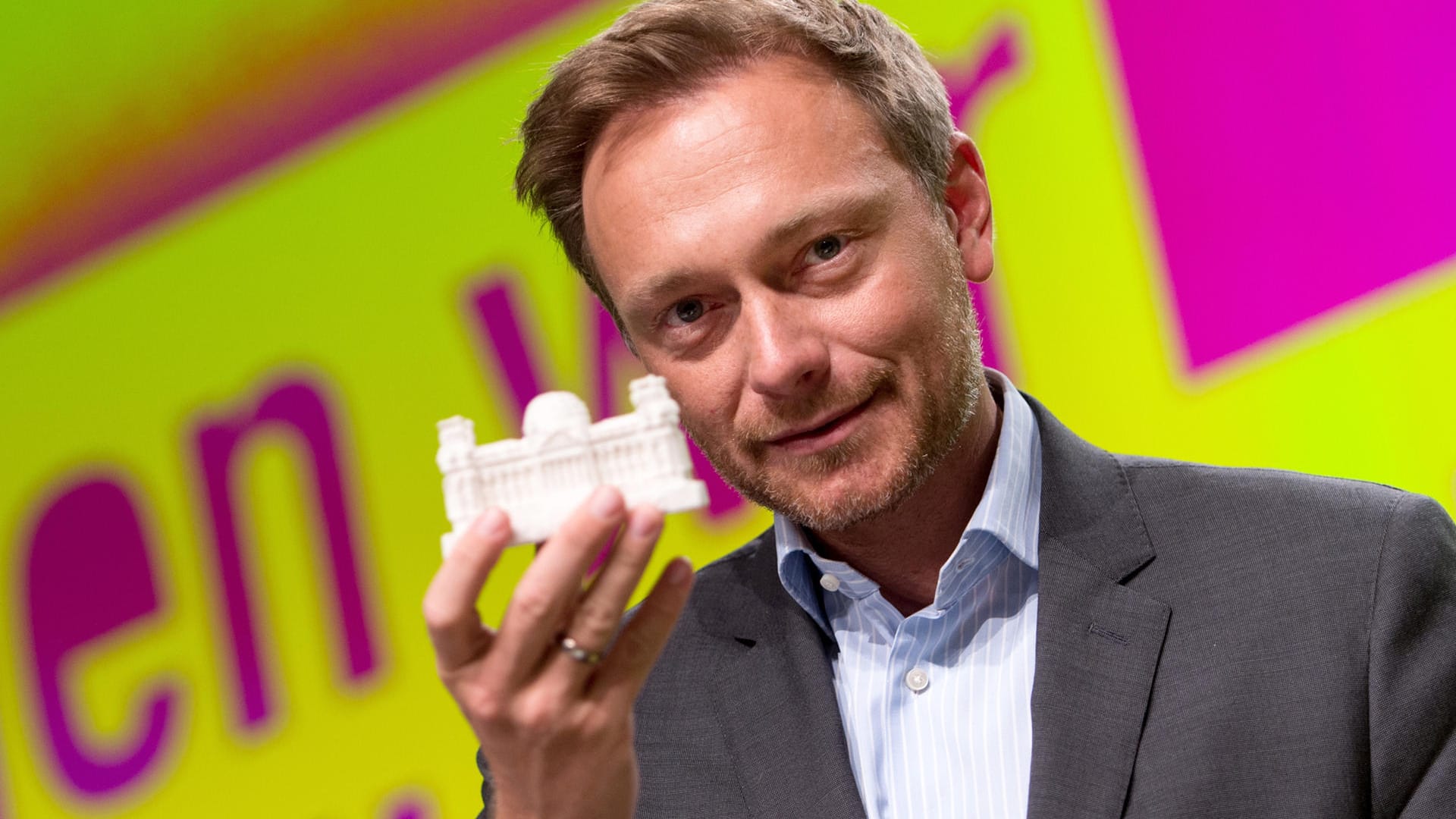 Der FDP-Vorsitzende Christian Lindner hält ein kleines Modell des Bundestags in der Hand. Der FDP-Vorsitzende Christian Lindner hält ein kleines Modell des Bundestags in der Hand.