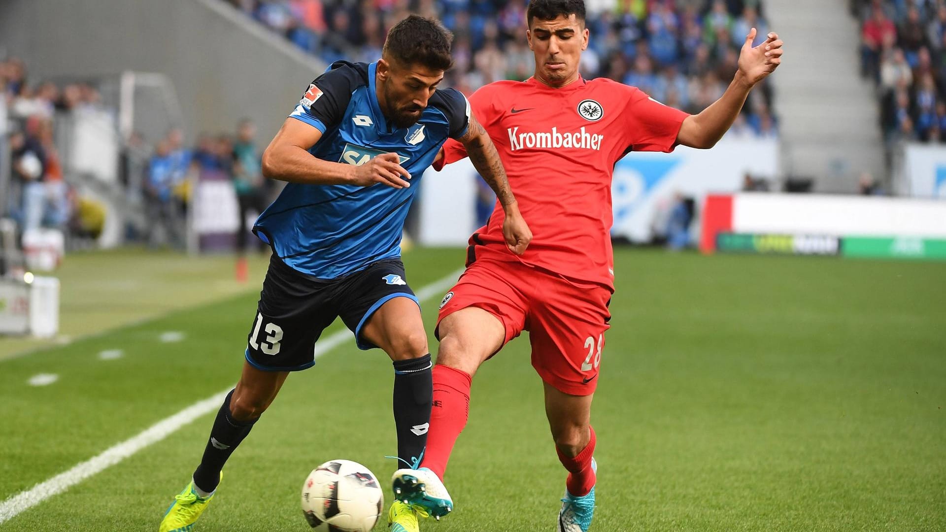 Kerem Demirbay (l.) setzt sich im Zweikampf gegen Aymane Barkok durch.