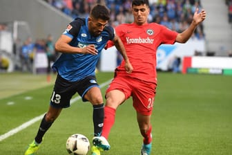 Kerem Demirbay (l.) setzt sich im Zweikampf gegen Aymane Barkok durch.