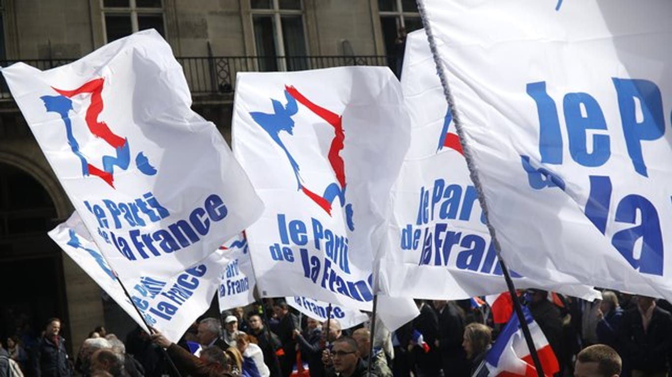 Teilnehmer einer rechten Kundgebung zum Tag der Arbeit schwenken in Paris Flaggen mit der Aufschrift "The French party".