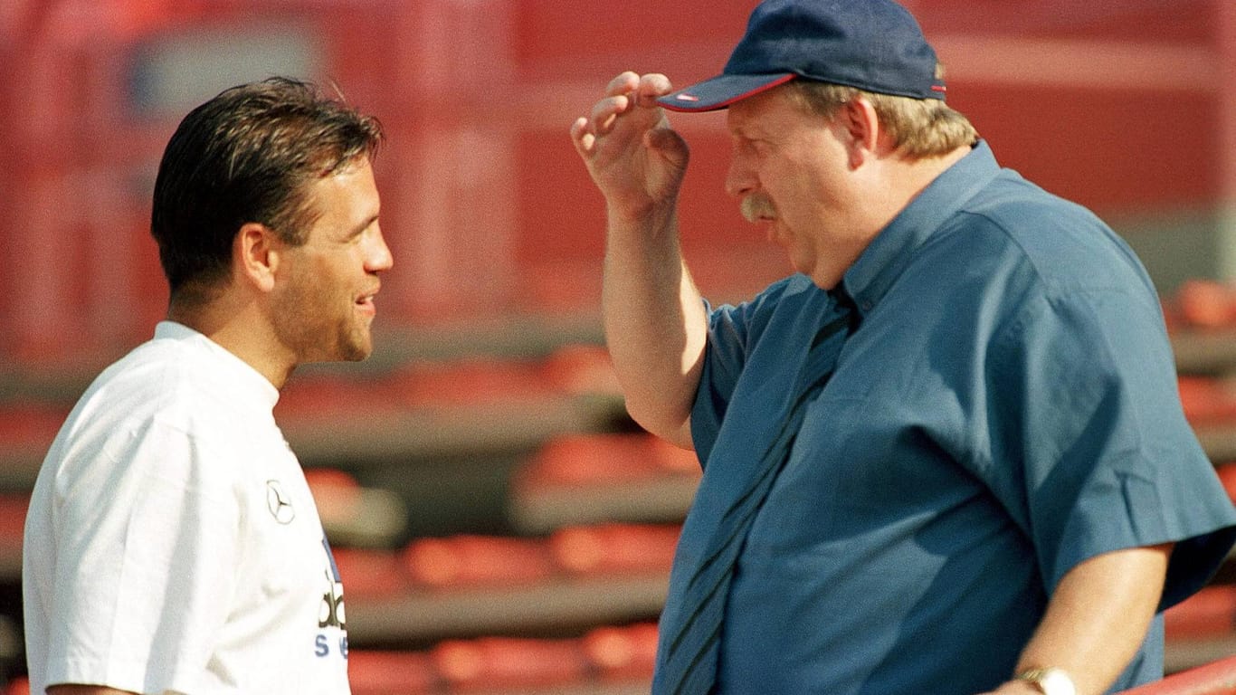 Reiner Calmund 1999 als Manager von Leverkusen im Gespräch mit Stürmer Ulf Kirsten.