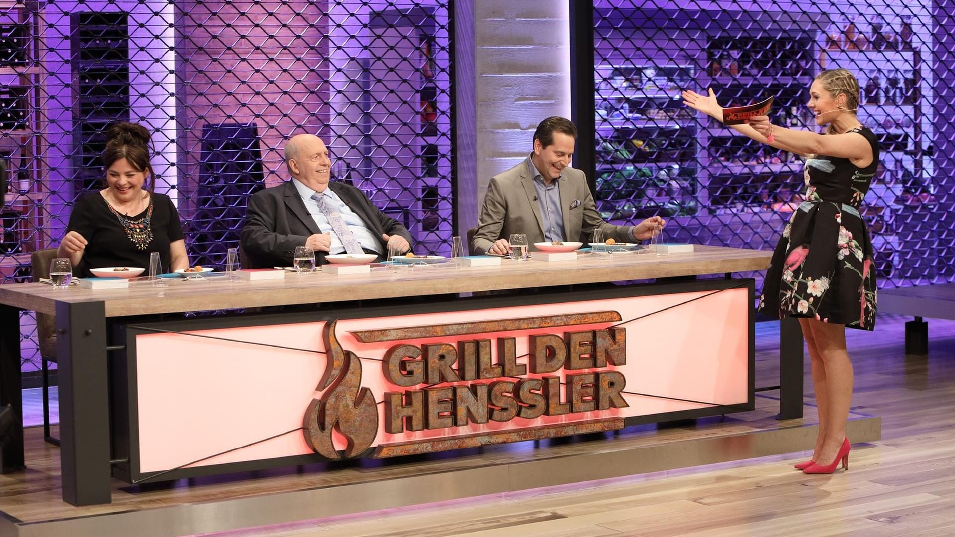 Die Juroren bei "Grill den Henssler": Maria Groß, Reiner Calmund und Gerhard Retter. Rechts: Moderatorin Ruth Moschner.