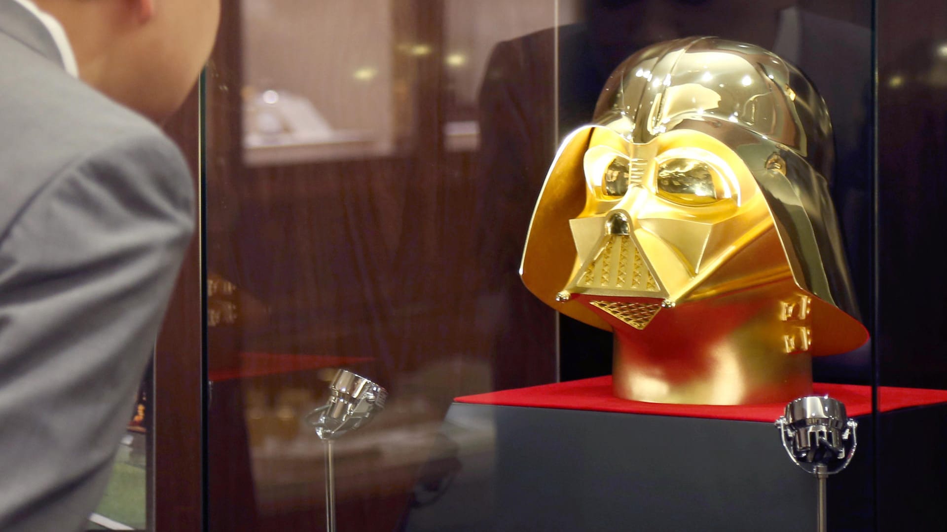 Die Darth-Vader-Maske aus 24-karätigem Gold ist rund 1,3 Millionen Euro schwer.