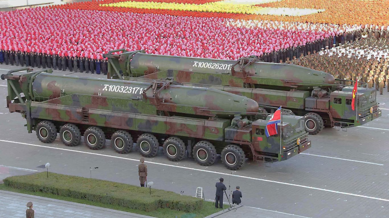 Bei einer Parade zeigen die Nordkoreaner Langstreckenraketen.