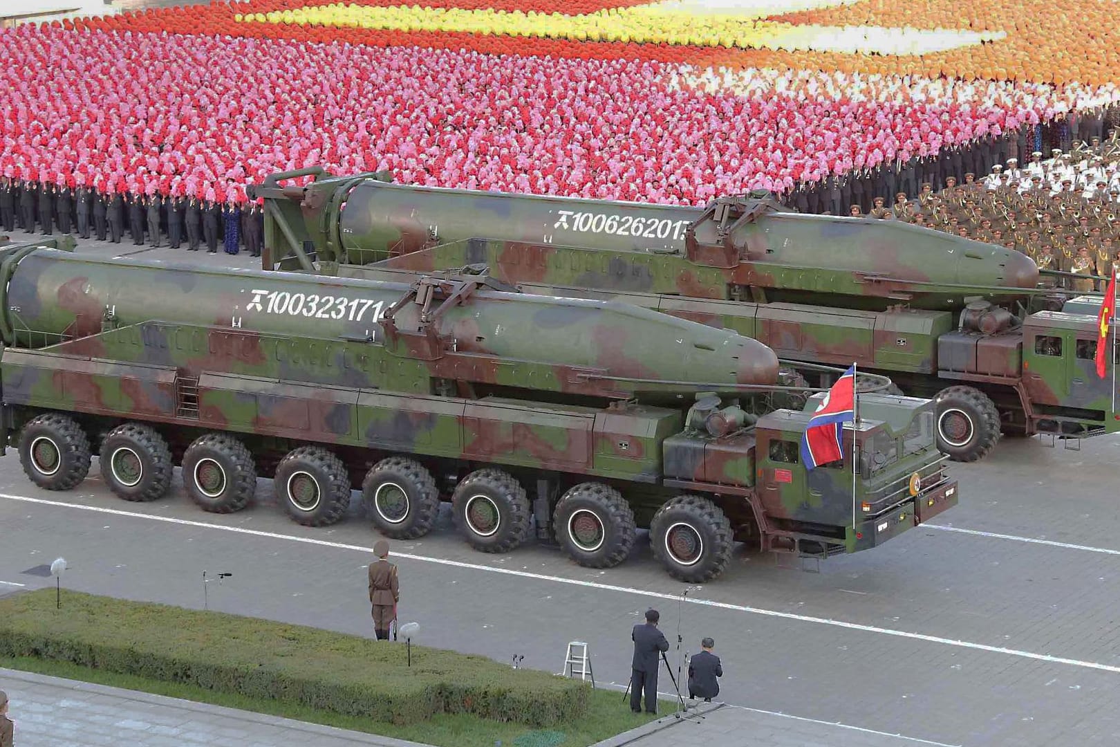 Bei einer Parade zeigen die Nordkoreaner Langstreckenraketen.