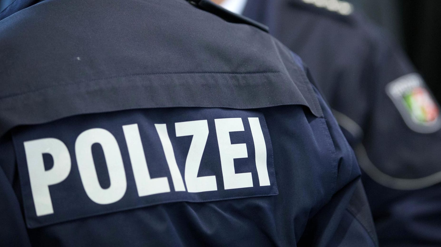 Die Polizei musste nach zahlreichen Platzverweisen am Freitag- als auch am Samstagabend einige der Randalierer in Gewahrsam nehmen. Die Polizei musste nach zahlreichen Platzverweisen am Freitag- als auch am Samstagabend einige der Randalierer in Gewahrsam nehmen.