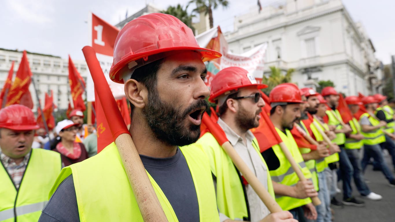 Teilnehmer bei einer Kundgebung zum Tag der Arbeit in Athen (Griechenland). Begleitet wurden die Kundgebungen von stadtweiten Streiks im öffentlichen Nahverkehr.