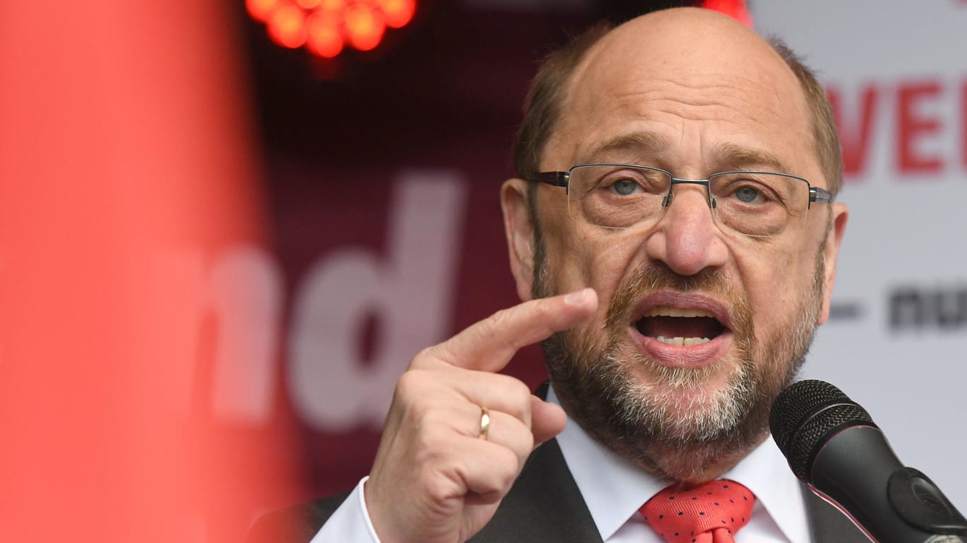 Der SPD-Vorsitzende Martin Schulz spricht in Aachen (Nordrhein-Westfalen) auf einer Kundgebung des DGB zum 1. Mai.