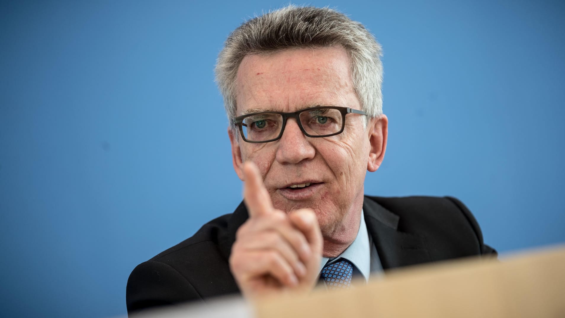 Bundesinnenminister Thomas de Maiziere erntet für seinen Vorstoß zur deutschen Leitkultur viel Kritik. Er hatte zuvor 10 Thesen zum Thema formuliert. Bundesinnenminister Thomas de Maiziere erntet für seinen Vorstoß zur deutschen Leitkultur viel Kritik. Er hatte zuvor 10 Thesen zum Thema formuliert.