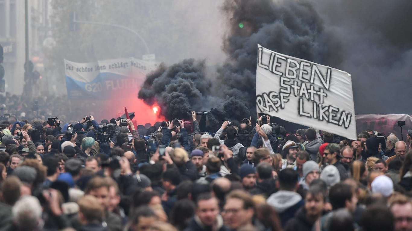 Vermummte Teilnehmer der nicht angemeldeten «Revolutionären 1. Mai-Demonstration» linker Gruppen zünden am 1. Mai. in Berlin Pyrotechnik.