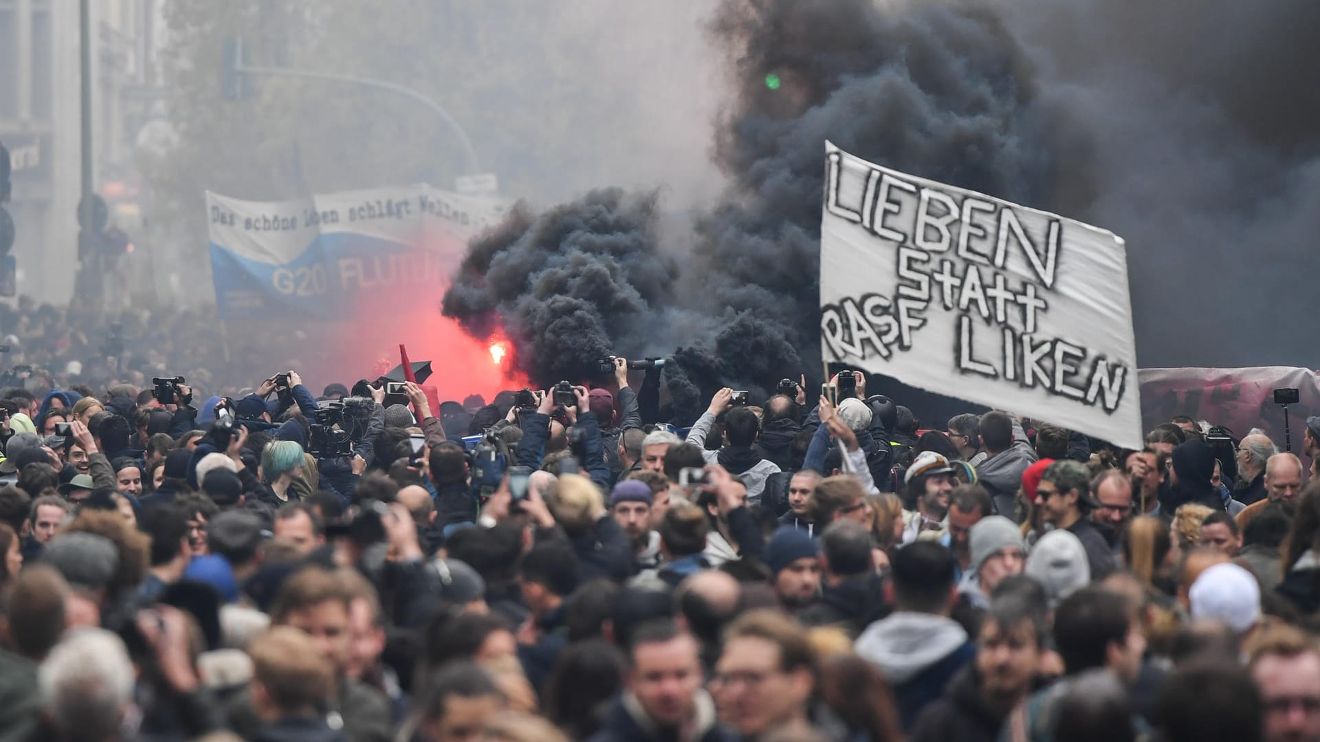Vermummte Teilnehmer der nicht angemeldeten «Revolutionären 1. Mai-Demonstration» linker Gruppen zünden am 1. Mai. in Berlin Pyrotechnik. Vermummte Teilnehmer der nicht angemeldeten «Revolutionären 1. Mai-Demonstration» linker Gruppen zünden am 1. Mai. in Berlin Pyrotechnik.