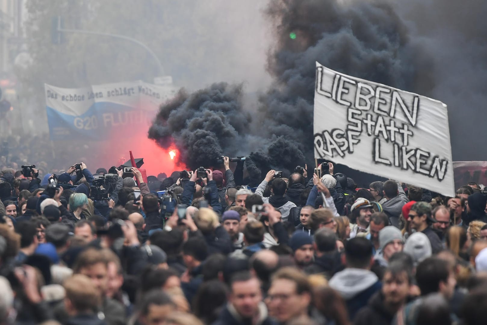 Vermummte Teilnehmer der nicht angemeldeten «Revolutionären 1. Mai-Demonstration» linker Gruppen zünden am 1. Mai. in Berlin Pyrotechnik.