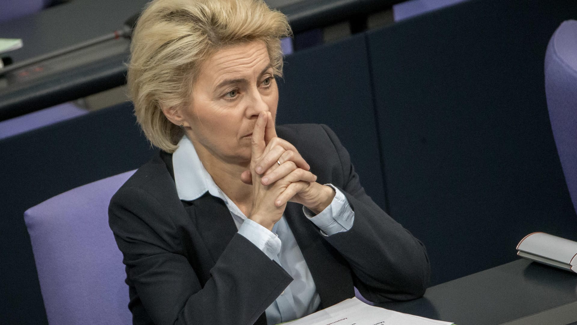Bundesverteidigungsministerin Ursula von der Leyen (CDU) sieht sich zur Zeit mit heftiger Kritik konfrontiert. Bundesverteidigungsministerin Ursula von der Leyen (CDU) sieht sich zur Zeit mit heftiger Kritik konfrontiert.