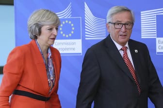 Der britischen Premierministerin Theresa May und EU-Kommissionspräsident Jean-Claude Juncker stehen harte Brexit-Verhandlungen bevor.