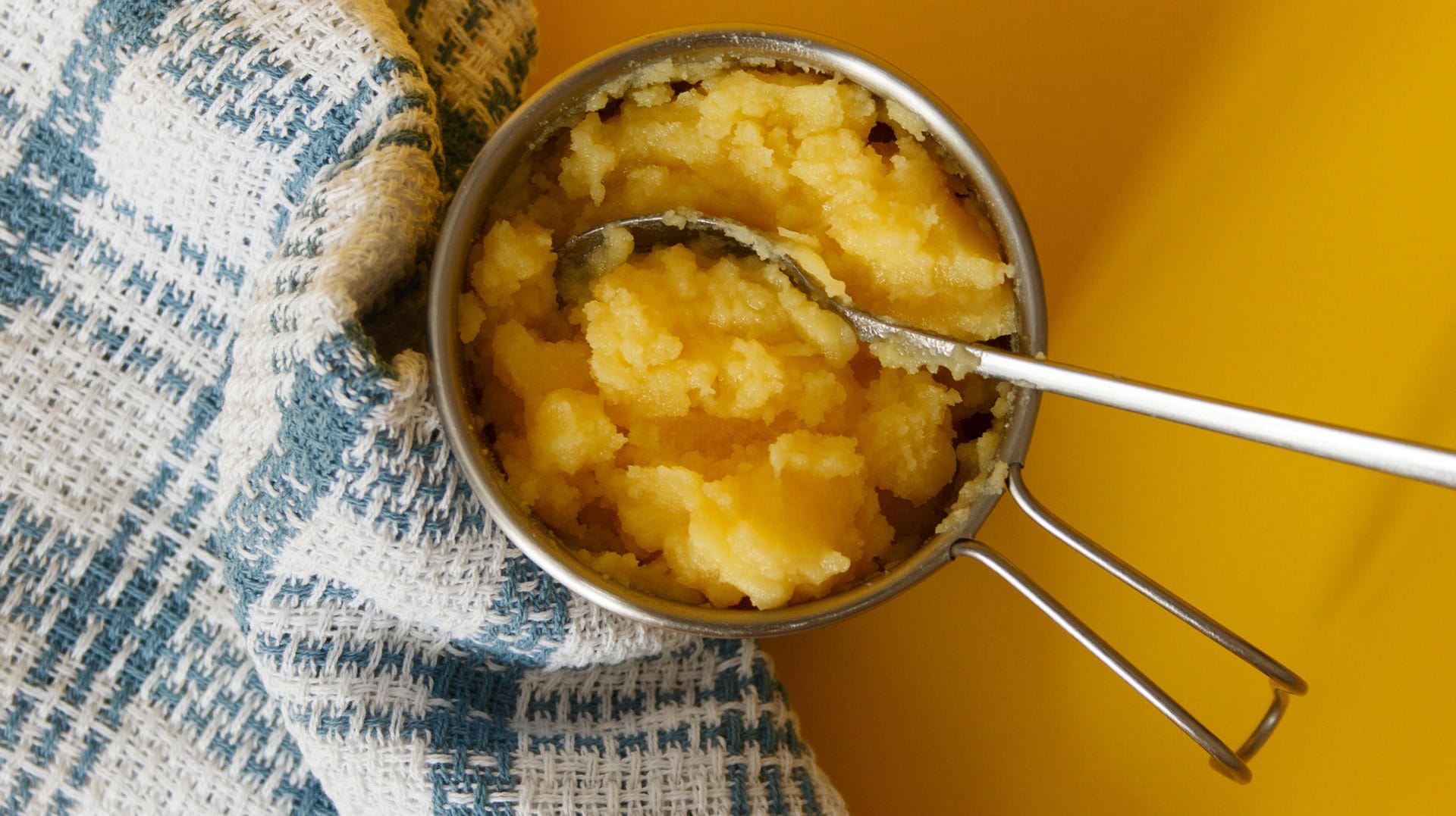 Ghee: Gekühlt hält sich die geklärte Butter bis zu 15 Monate.