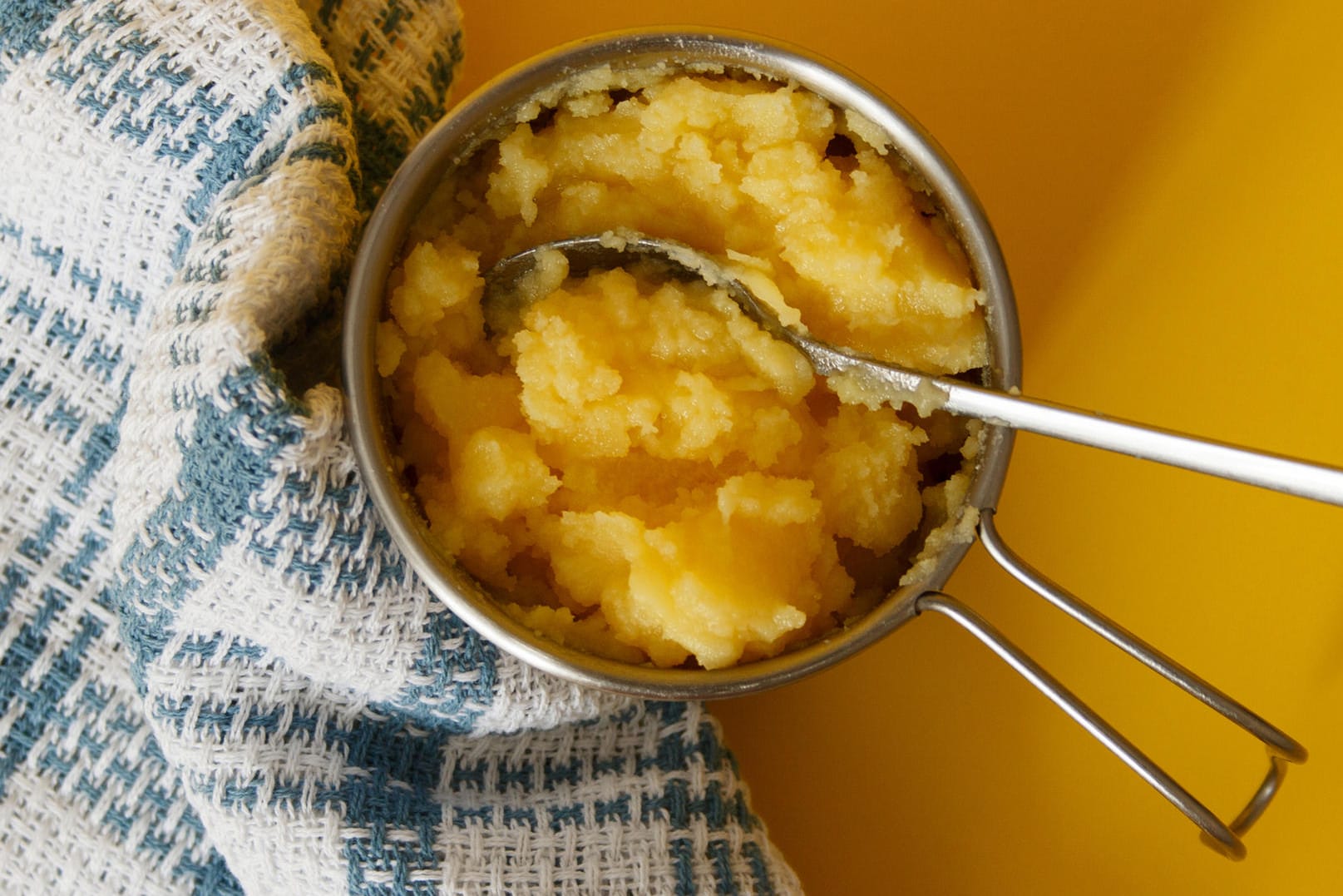 Ghee: Gekühlt hält sich die geklärte Butter bis zu 15 Monate.