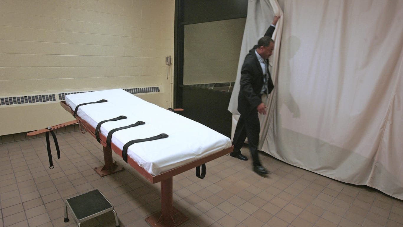 Larry Greene, Pressesprecher der Southern Ohio Correctional Facility, demonstriert im November 2005 wie im Gefängnis in Lucasville (Ohio) ein Vorhang zwischen Hinrichtungsraum und Zeugenraum gezogen wird.